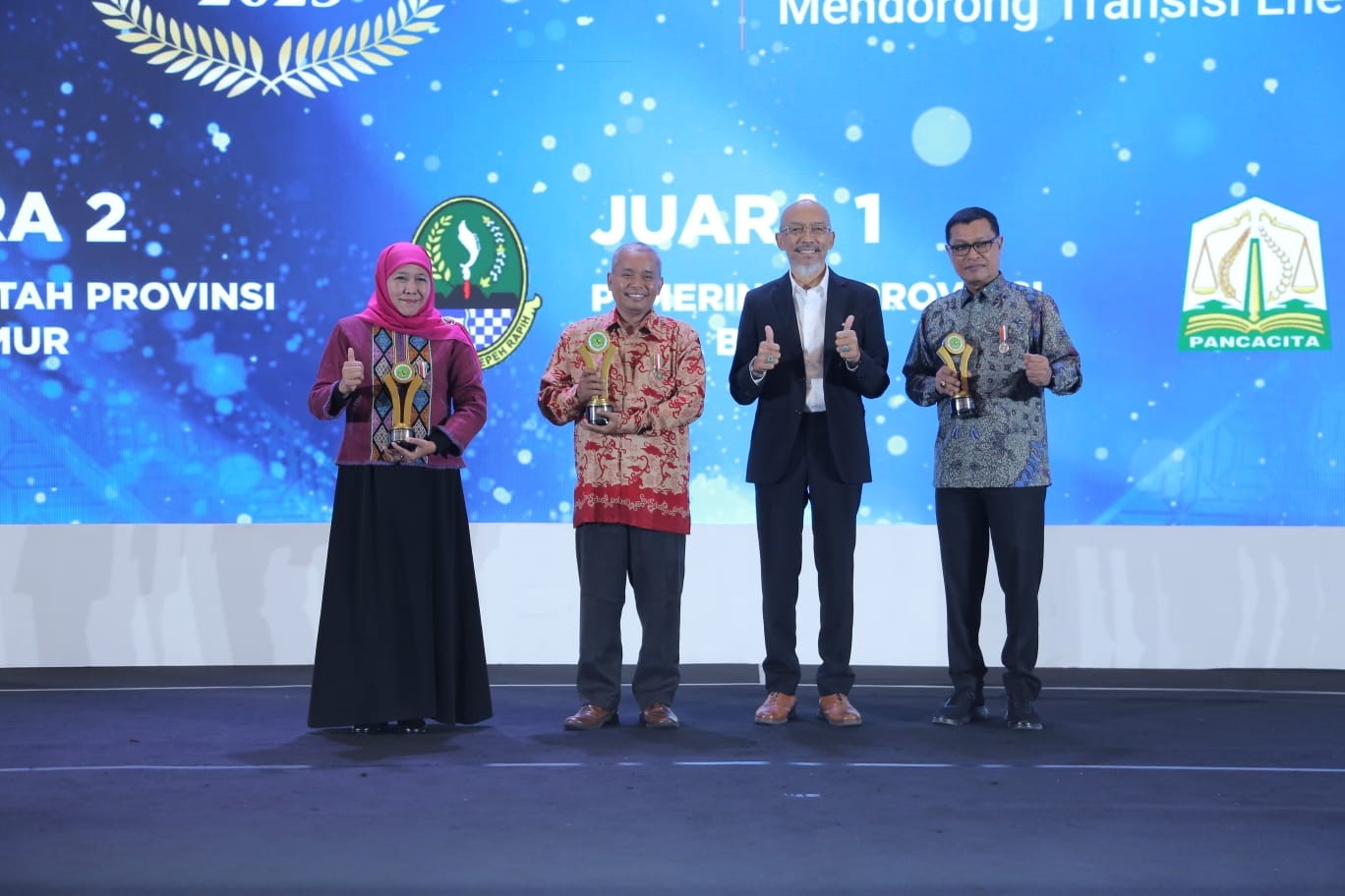 Dewan Energi Nasional (DEN) Memberikan Anugerah DEN 2023 kepada sejumlah Kepala Daerah yang dianggap mampu mendukung program pemerintah dalam melakukan transisi energi. DOK DEN